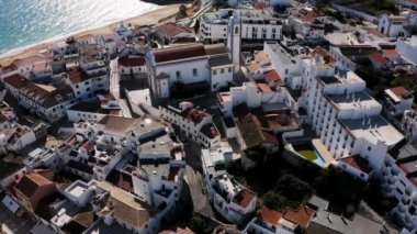 Albufeira sinematik dron hava görüntüsü. Güzel sahil şeridi, sahil ve eski kasaba üzerinde İHA uçuşu. Atlantik okyanusunda güneşli bir hava.  