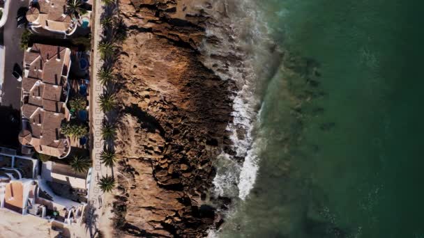 电影卢兹海滩航拍 阳光无人驾驶飞机与冲浪者一起飞越海岸线 美丽的房屋和蓝色的海水 — 图库视频影像