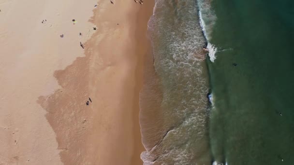 Vista Aérea Playa Cinemática Luz Vuelo Drones Soleado Sobre Línea — Vídeo de stock