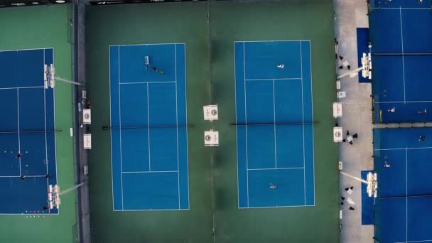 Tennisbaan Uitzicht Vanuit Lucht Langzame Top Drone Vlucht Blauwe Buitenvelden — Stockvideo