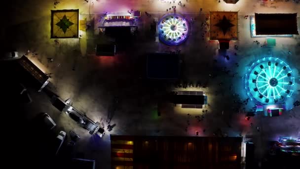 Feria Estatal Vista Aérea Nocturna Vuelo Drones Sobre Luces Neón — Vídeo de stock