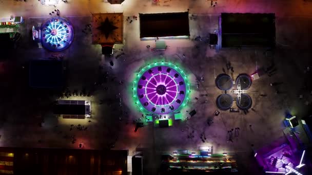 国家展会在夜间航拍 葡萄牙狂欢节上 无人驾驶飞机飞越霓虹灯和旋转木马 — 图库视频影像