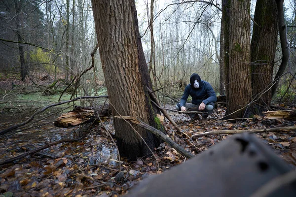 Seri katil Jason Voorhees bataklıkta hokey maskesi takıyor. 13. Cuma Kostümleri. — Stok fotoğraf