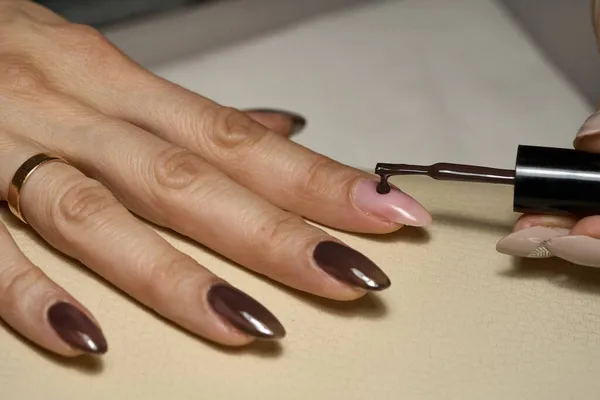 Vrouw doet manicure voor zichzelf — Stockfoto