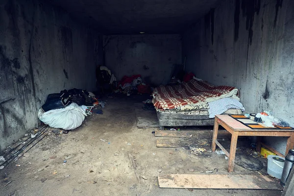 Жахливе місце проживання бездомних у Латвії. — стокове фото