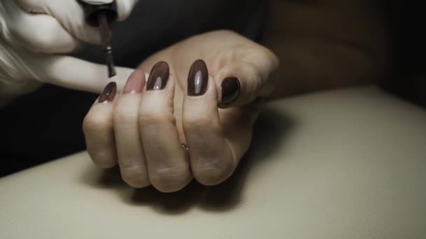 为自己修指甲的女人 — 图库视频影像