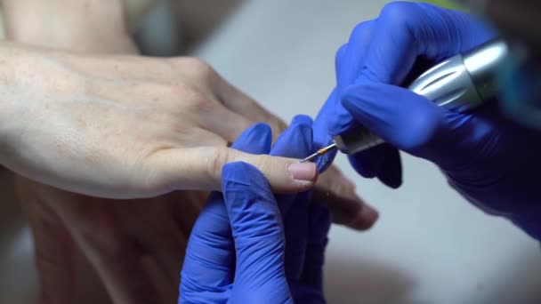 Manicure procedure in salon with electric nail drill machine. – Stock-video