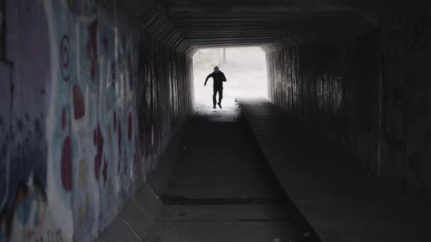 Man in Jason mask running through the tunnel — стоковое видео