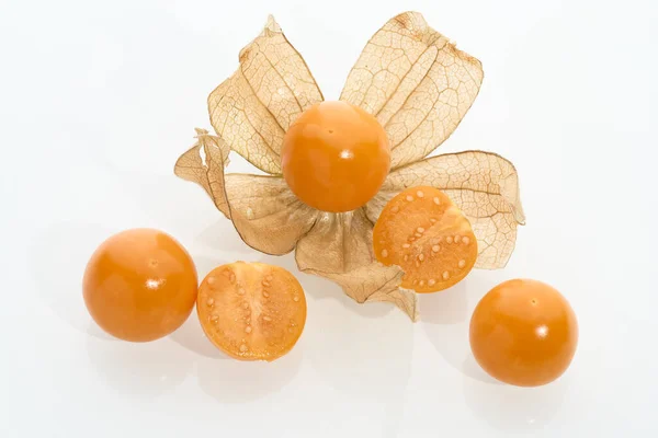 Bacca di physalis matura isolata su bianco — Foto Stock