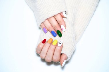 LGBT gökkuşağı manikürlü eller