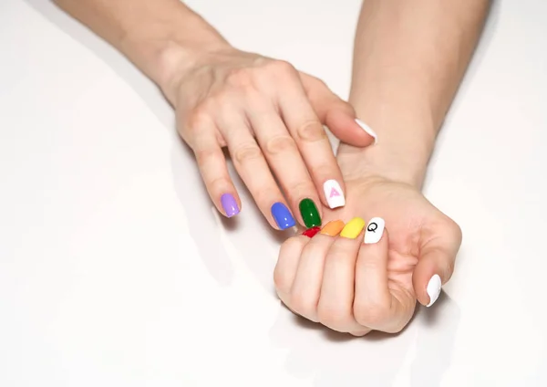 Handen met LGBT regenboog manicure — Stockfoto