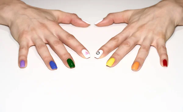 Handen met LGBT regenboog manicure maken hart — Stockfoto