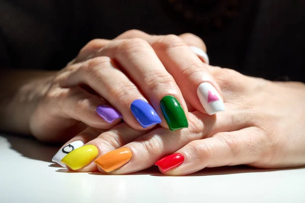 Handen met LGBT regenboog manicure — Stockfoto