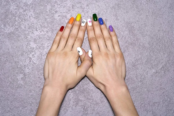 มือด้วยการทําเล็บสายรุ้ง LGBT — ภาพถ่ายสต็อก