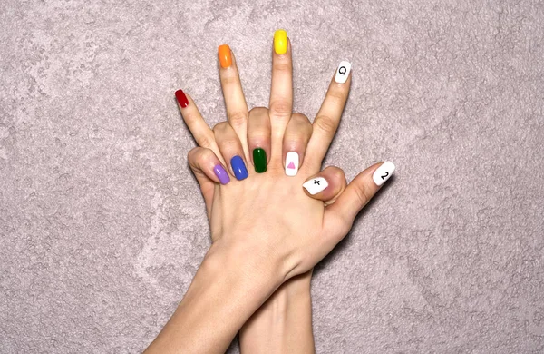 Mãos com manicure arco-íris LGBT — Fotografia de Stock
