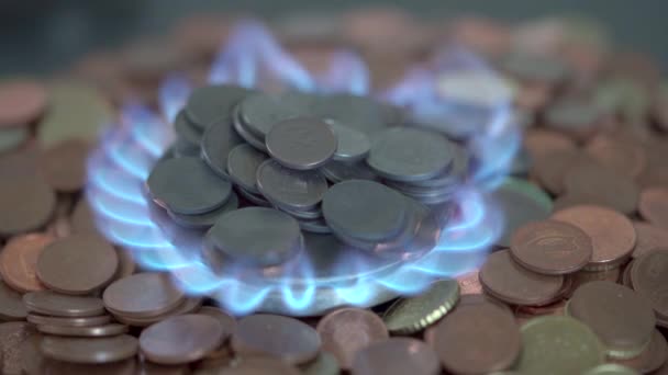 大量欧元金属硬币在4K镜头的煤气炉上燃烧 — 图库视频影像