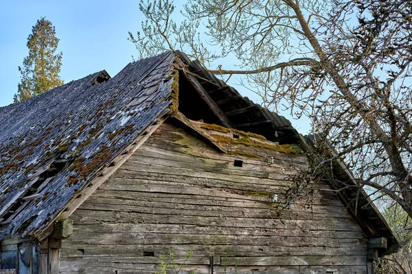 Eski ve kırık ahşap ev 