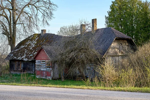 Velha casa abandonada na Letónia. — Fotografia de Stock