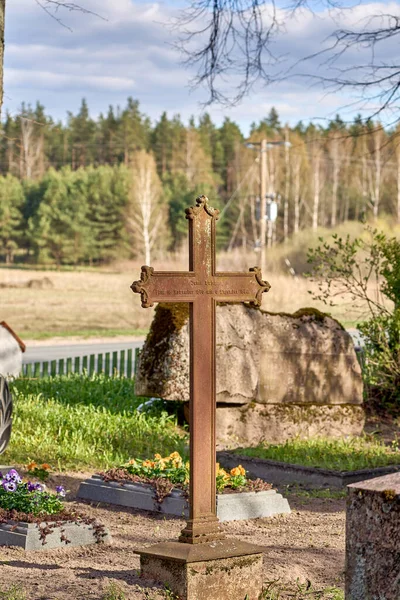 ラトビアの墓地にある古代の金属の十字架 晴れた日 — ストック写真