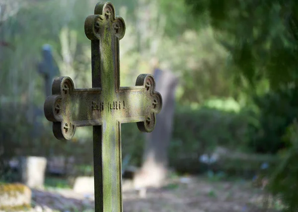 Cruzamento Metal Antigo Cemitério Letão Dia Ensolarado — Fotografia de Stock