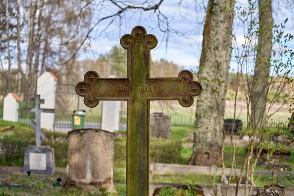 Oude Metalen Kruis Letse Begraafplaats Zonnige Dag — Stockfoto