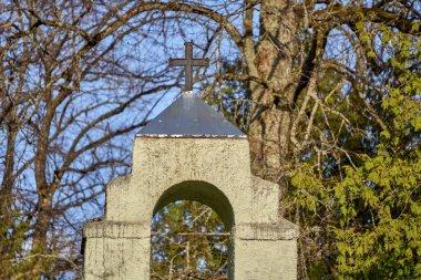 Letonya 'daki Hercogu Kapi mezarlığındaki eski tarihi çan kulesi..