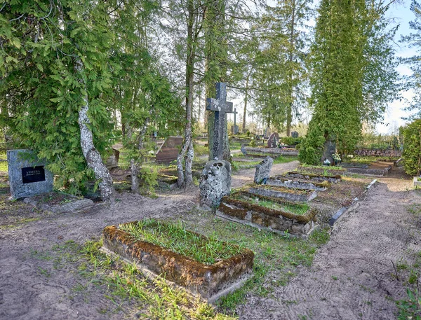 Tombstone Sepulturas Com Cruz Cemitério Antigo Cilindros Betão Cobertos Por — Fotografia de Stock