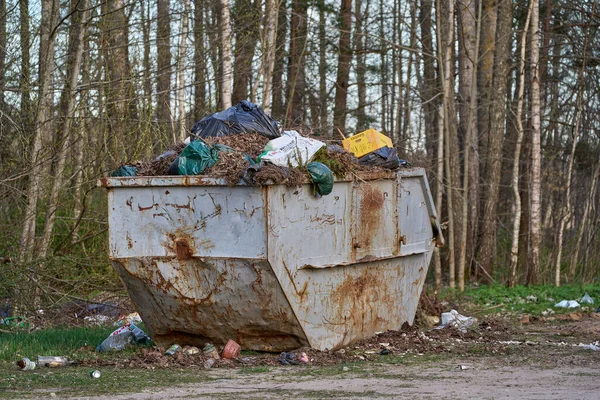 용기가 쓰레기로 있습니다 쓰레기들이 배경에 나무들 — 스톡 사진