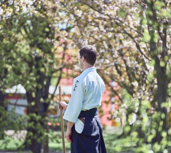 拉脱维亚里加 2022年5月8日 北海道战士独自站在公园里 背景色 — 图库照片