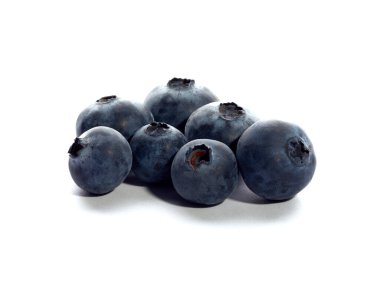 Beyaz arka planda izole edilmiş taze yaban mersini. Yüksek kalite fotoğraf