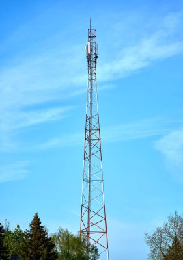 Telekomünikasyon kulesi. Mavi gökyüzüne karşı kablosuz iletişim anteni vericisi var. İnternet, 3G, 4G ve 5G hücresel bağlantı.