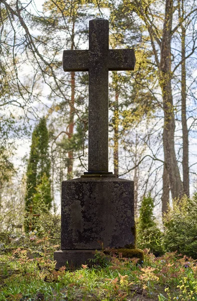 Cruz Concreto Antigo Escuro Cemitério Coberto Por Musgo Dia Ensolarado — Fotografia de Stock