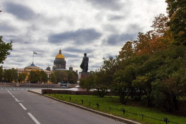 Monument voor Lomonosov en University Embankment in de herfst — Stockfoto