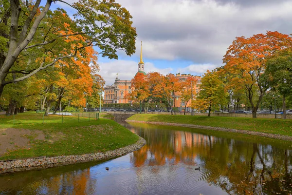 Michailowski-Burg im Herbst in St. Petersburg — Stockfoto