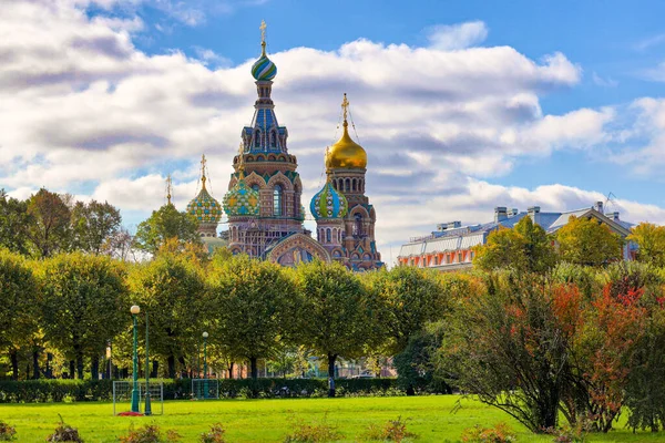 Kilátás a Megváltó templomára a kiömlött vérről Szentpéterváron — Stock Fotó