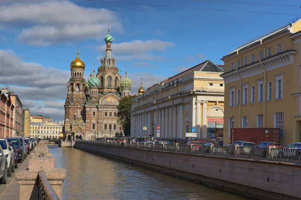 Zicht op de kerk van de Verlosser op vergoten bloed in St. Petersburg — Stockfoto