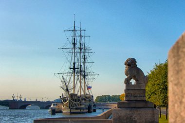 St. Petersburg 'daki Grace fırkateyni manzarası