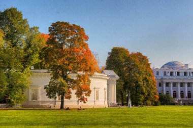 St. Petersburg 'daki Elagin Adası' nda sonbahar manzarası