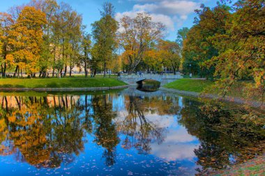 St. Petersburg 'daki Mikhailovsky Bahçesi' nde sonbahar manzarası