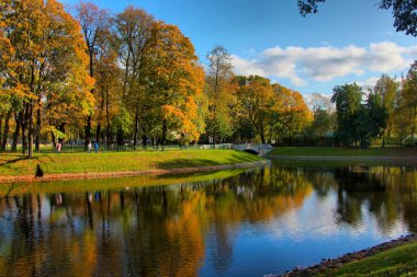 St. Petersburg 'daki Mikhailovsky Bahçesi' nde sonbahar manzarası