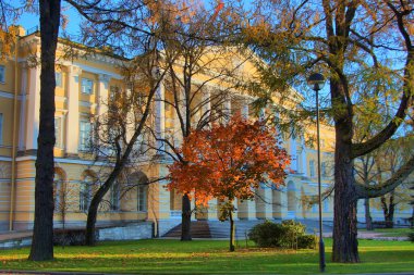 Smolny bahçesinde sonbaharda akçaağaç