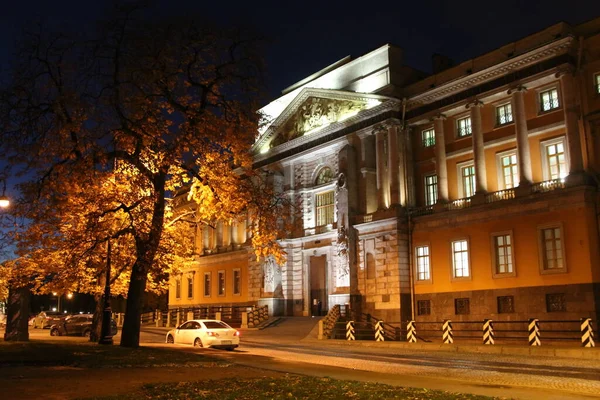 Kasteel Michailovski 's nachts in de herfst Rechtenvrije Stockfoto's