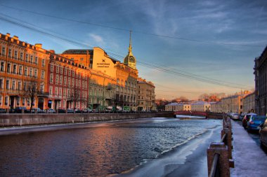 Moika Nehri Embankment ve Kırmızı Köprü