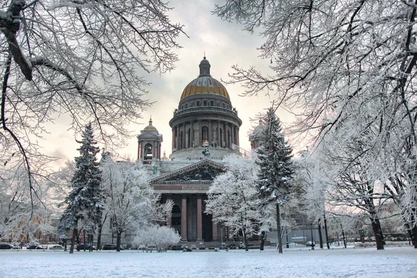 冬季圣艾萨克斯大教堂的景观 — 图库照片