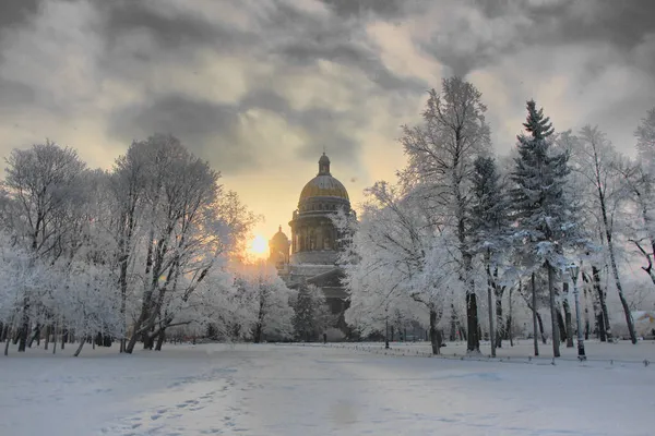 View of St. Isaacs Cathedral in winter — Stock Photo, Image