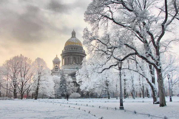 冬季圣艾萨克斯大教堂的景观 — 图库照片