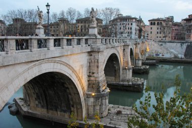 Roma'da tiber üzerinden köprü