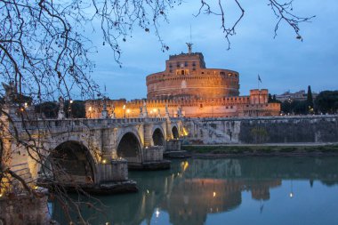 Roma'da tiber üzerinden köprü