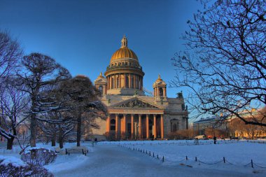 Kışın St. Isaacs Katedrali manzarası