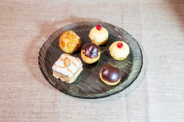 bir tabakta farklı kekler